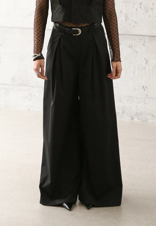 Calça Pantalona Com Pregas Em Alfaiataria