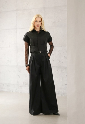Calça Pantalona Com Pregas Em Alfaiataria