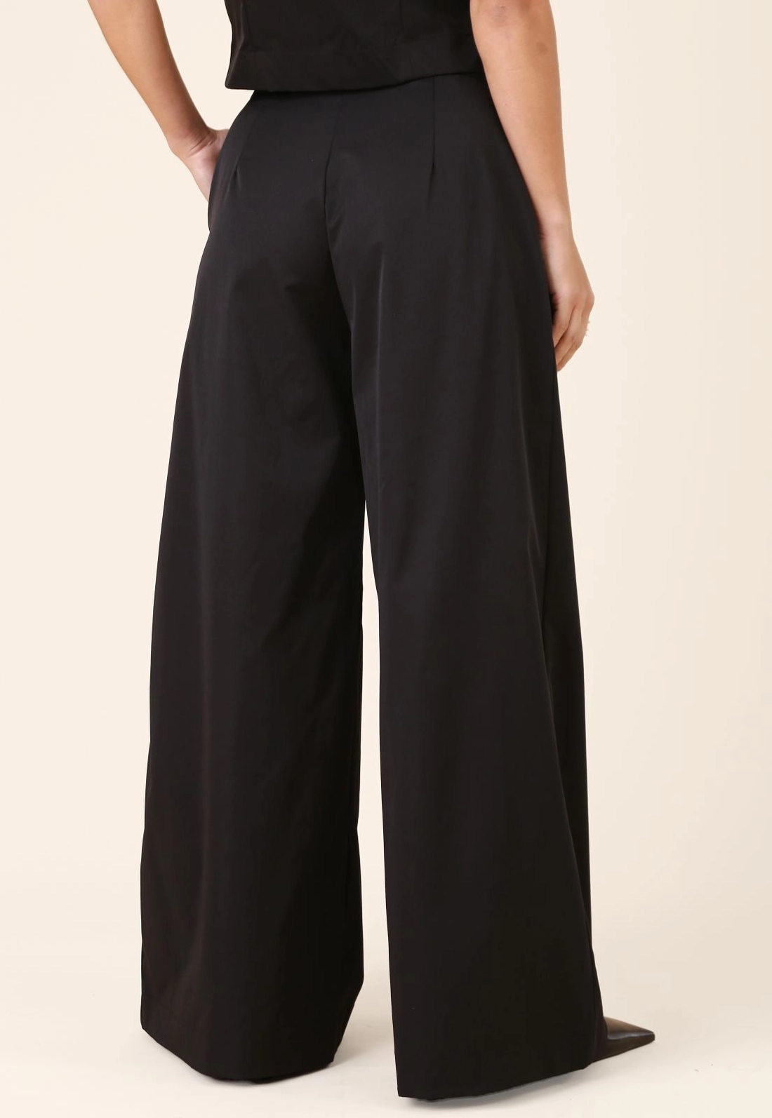 Calça Pantalona Com Pregas Em Alfaiataria