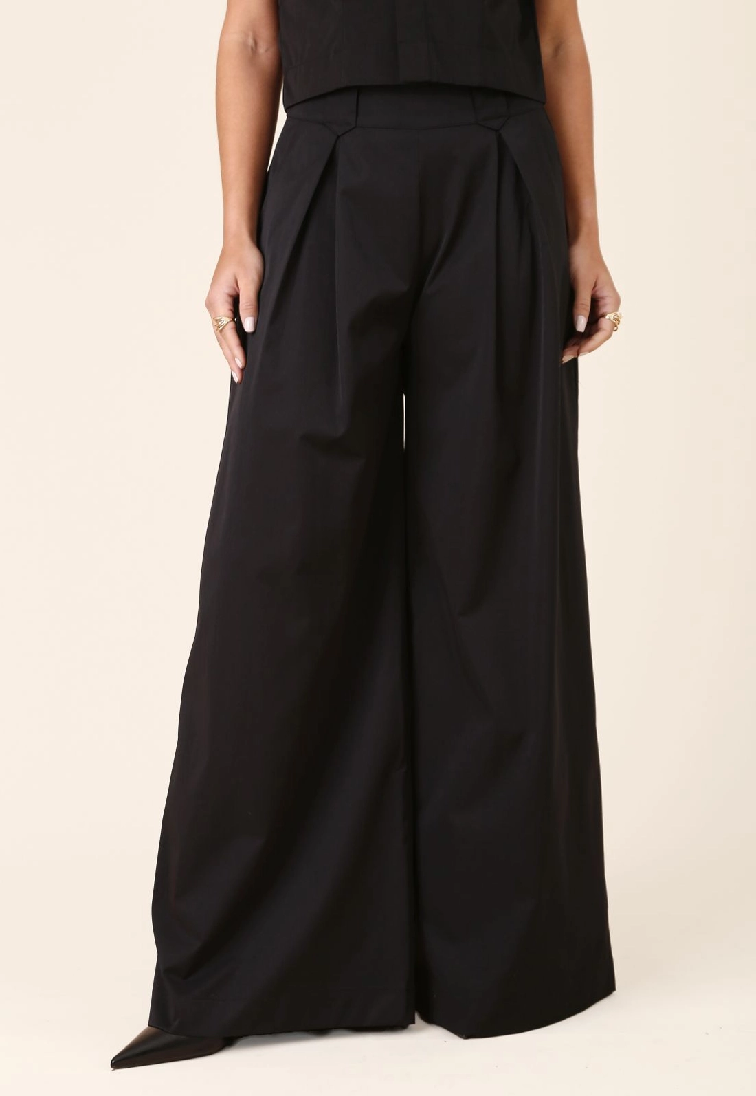 Calça Pantalona Com Pregas Em Alfaiataria