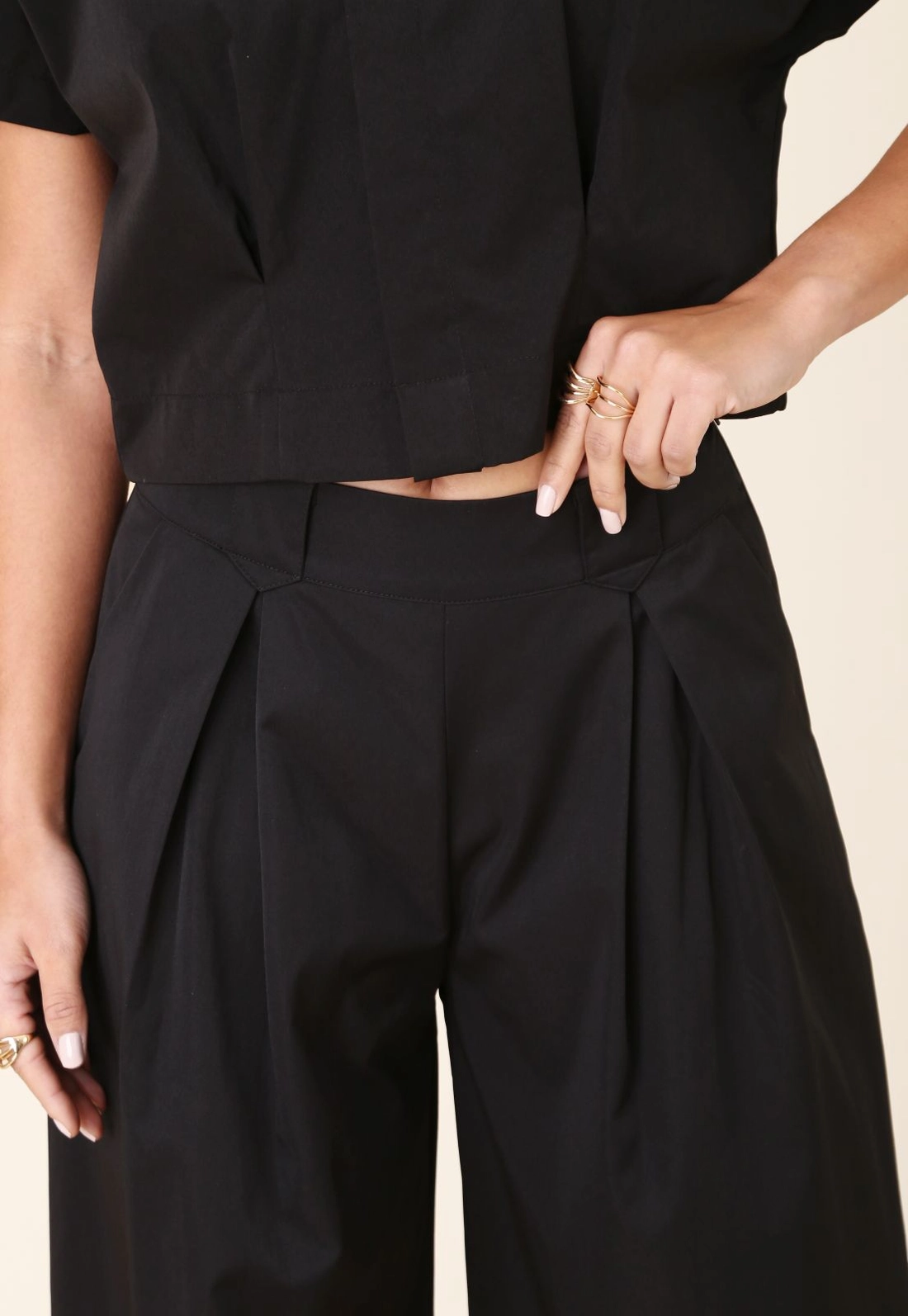 Calça Pantalona Com Pregas Em Alfaiataria