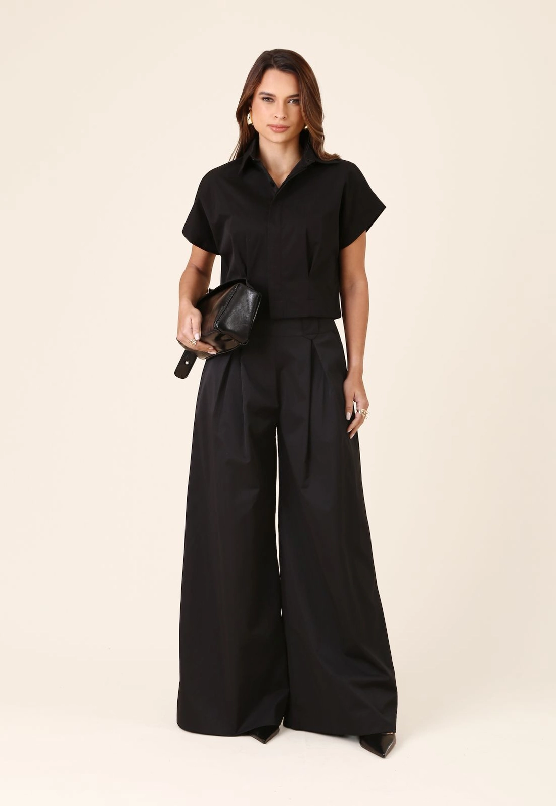 Calça Pantalona Com Pregas Em Alfaiataria