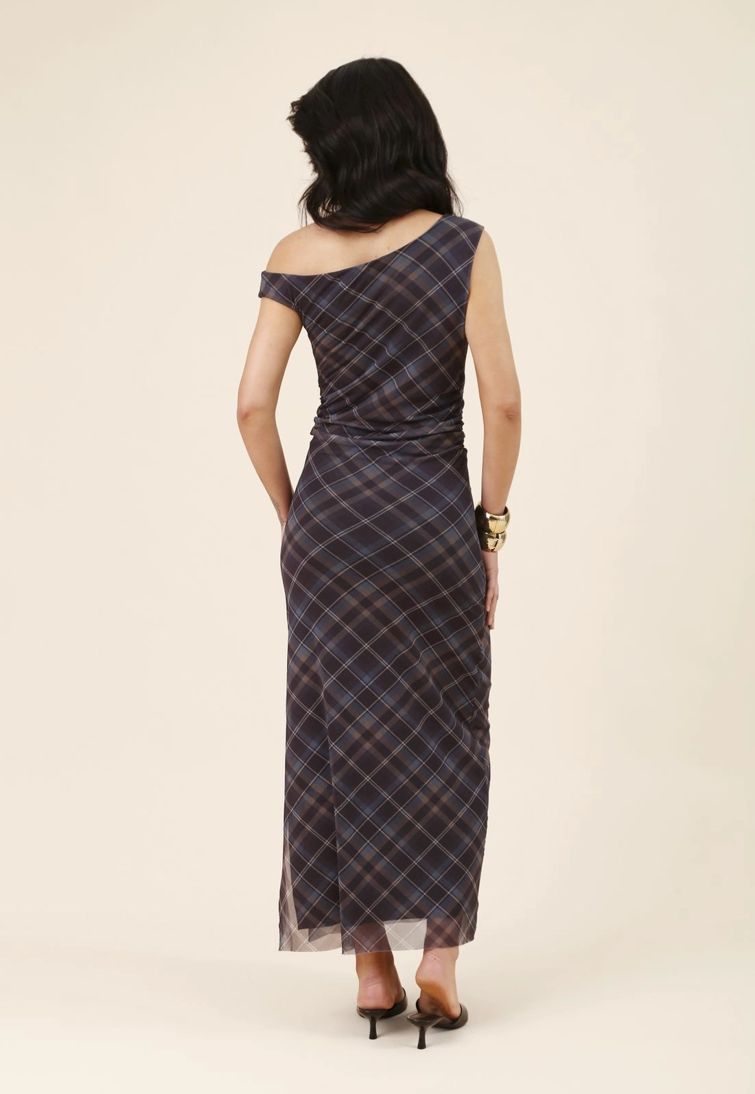 Vestido Midi Ombro Deslocado Em Tule Xadrez