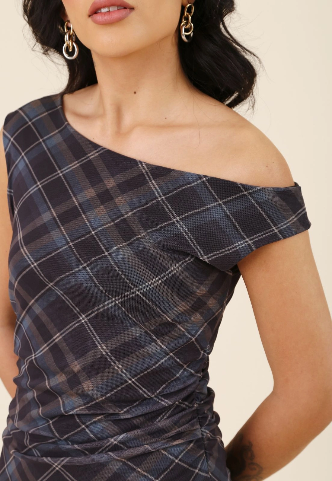 Vestido Midi Ombro Deslocado Em Tule Xadrez