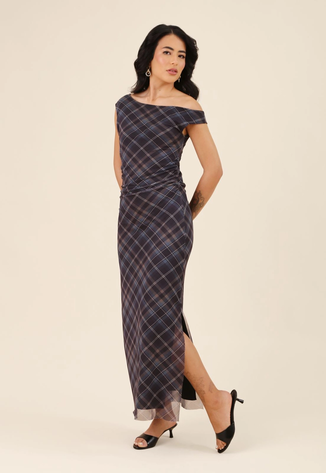 Vestido Midi Ombro Deslocado Em Tule Xadrez