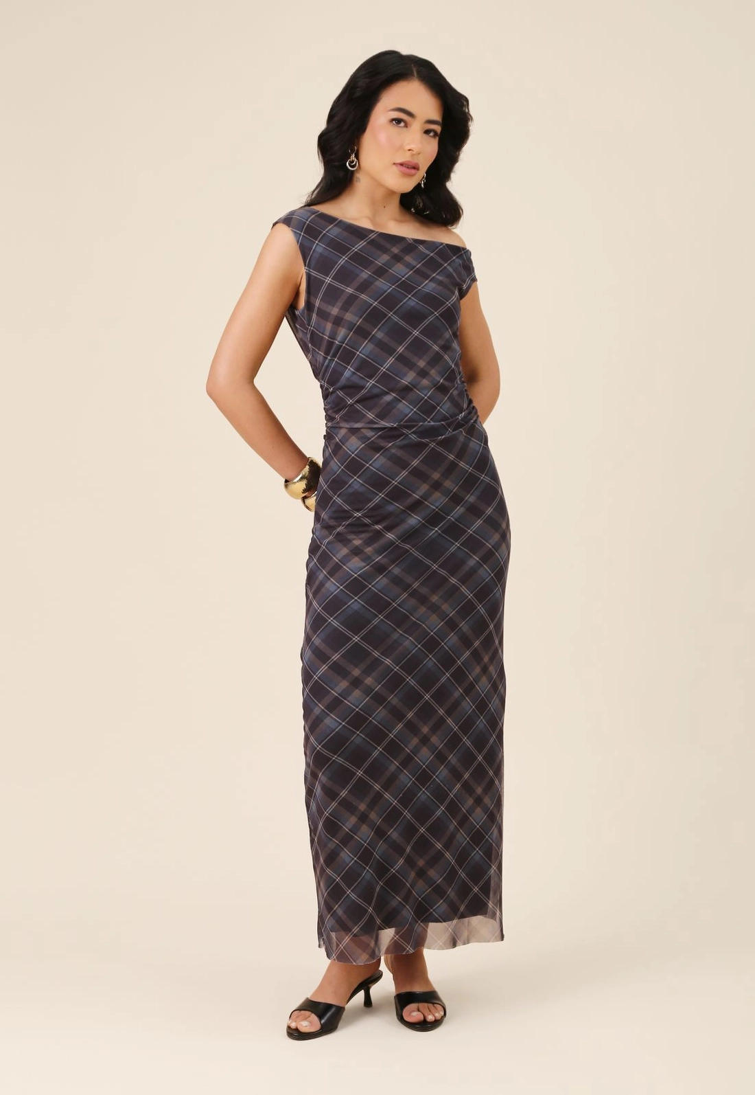 Vestido Midi Ombro Deslocado Em Tule Xadrez