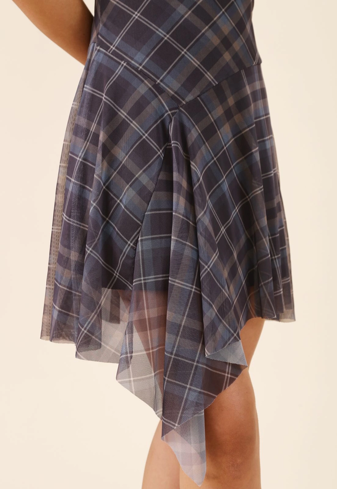 Vestido Curto Com Assimetria Em Tule Xadrez