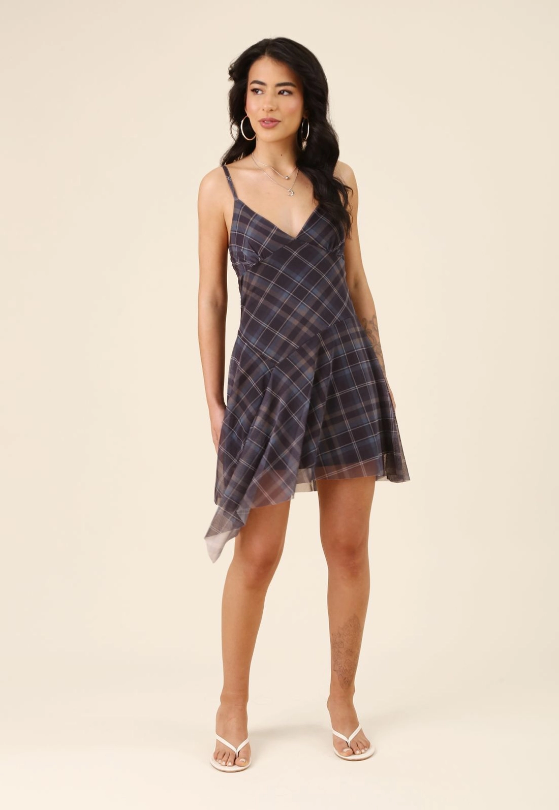 Vestido Curto Com Assimetria Em Tule Xadrez