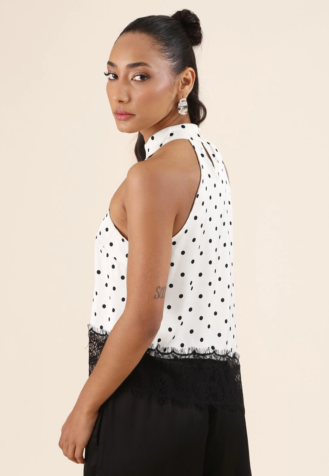 Blusa Gola Alta Poá Com Renda