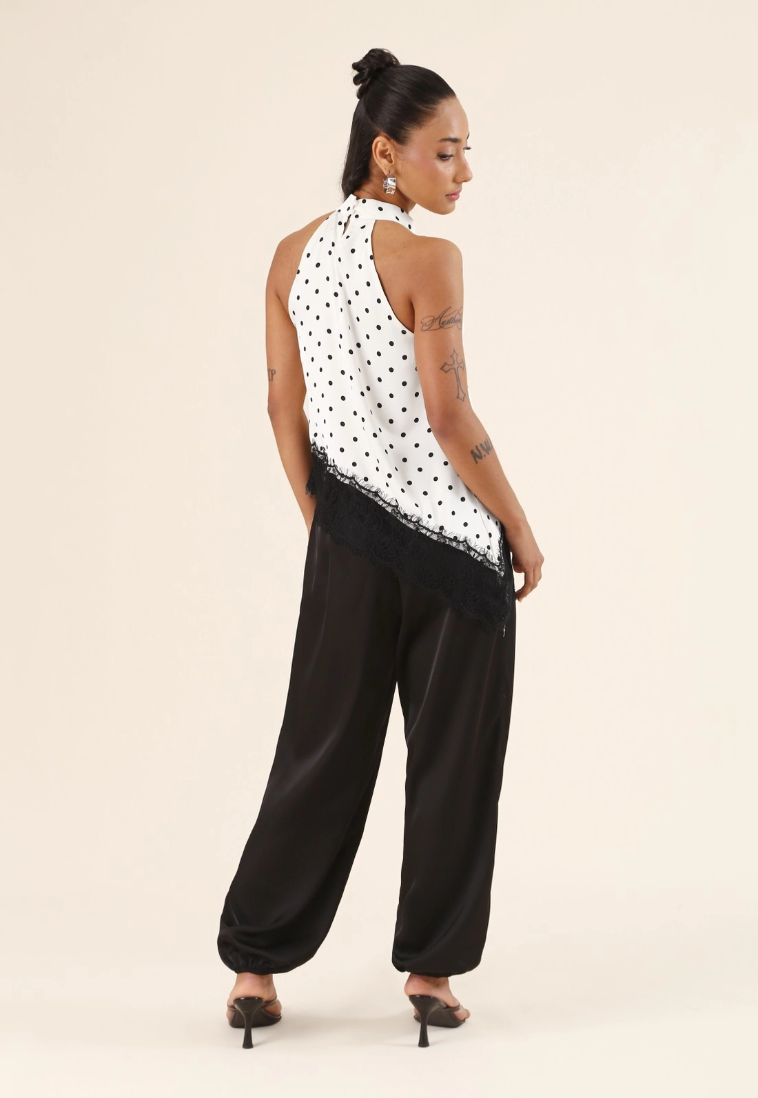 Blusa Gola Alta Poá Com Renda