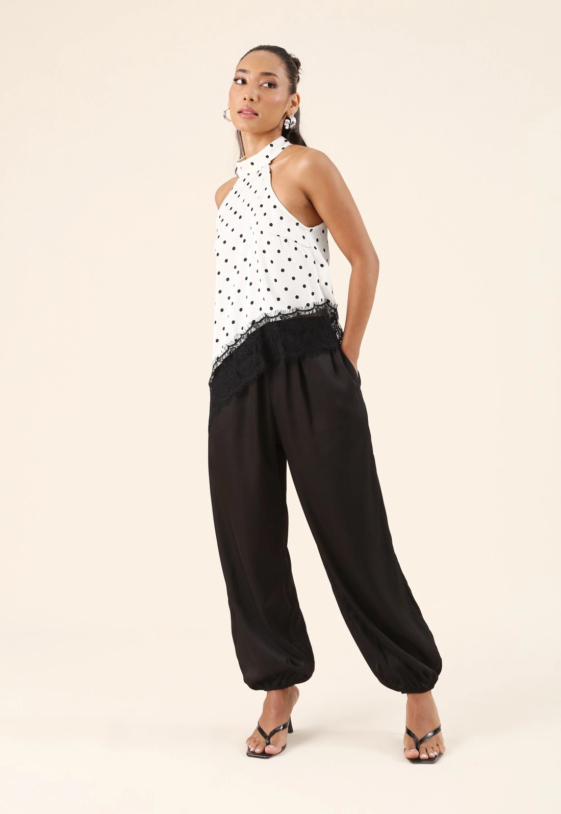 Blusa Gola Alta Poá Com Renda