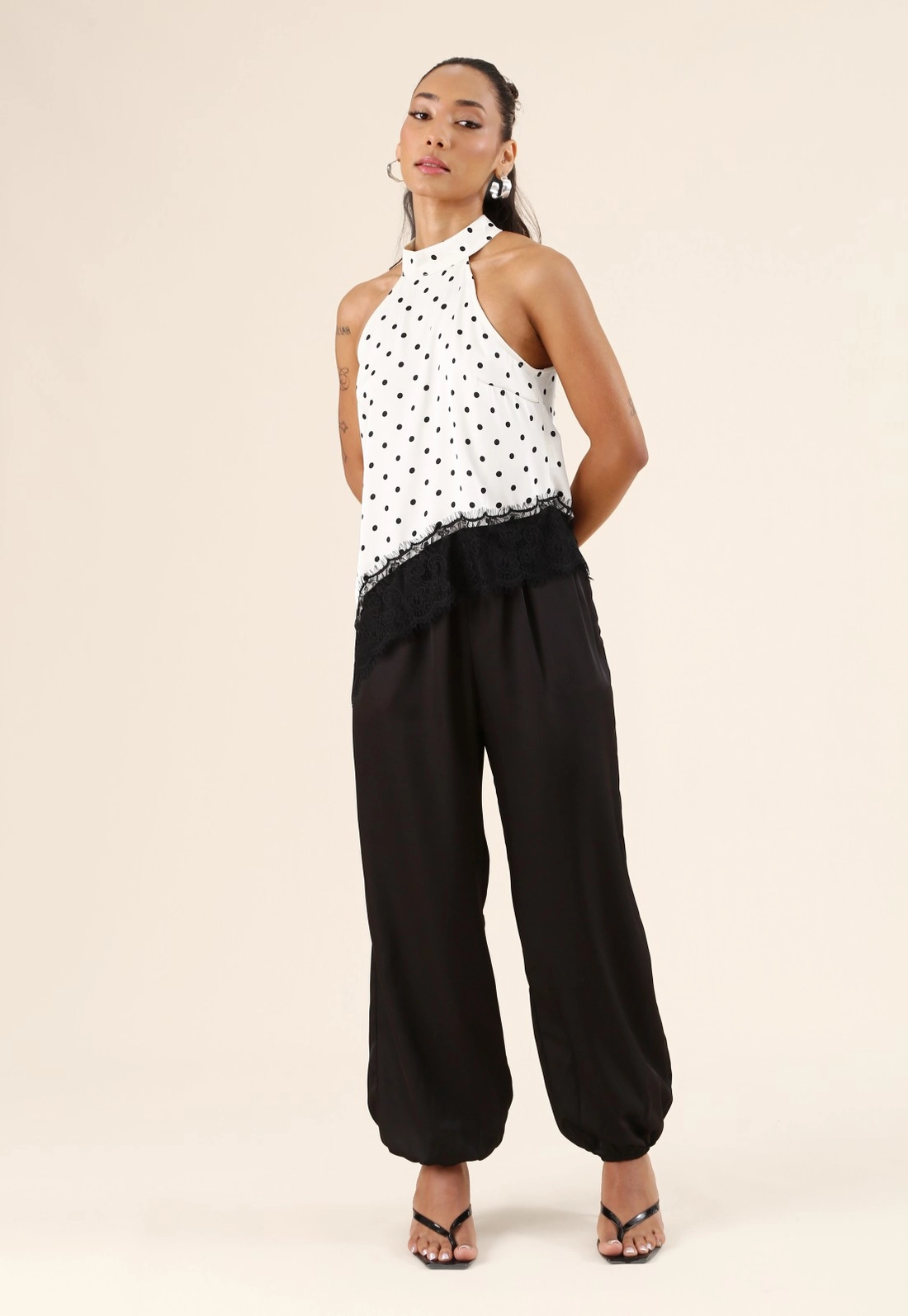 Blusa Gola Alta Poá Com Renda
