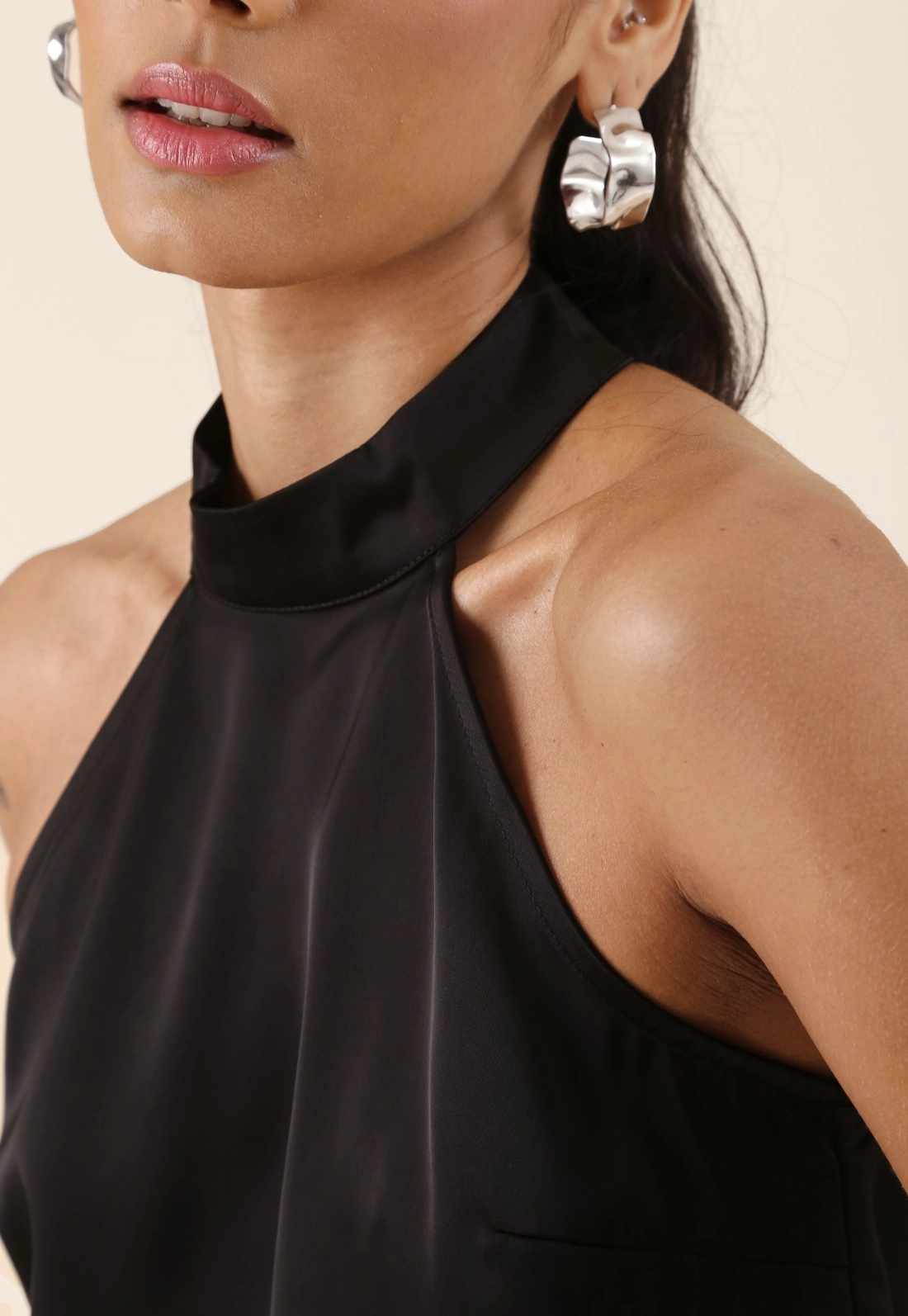 Blusa Gola Alta Assimétrica Com Renda