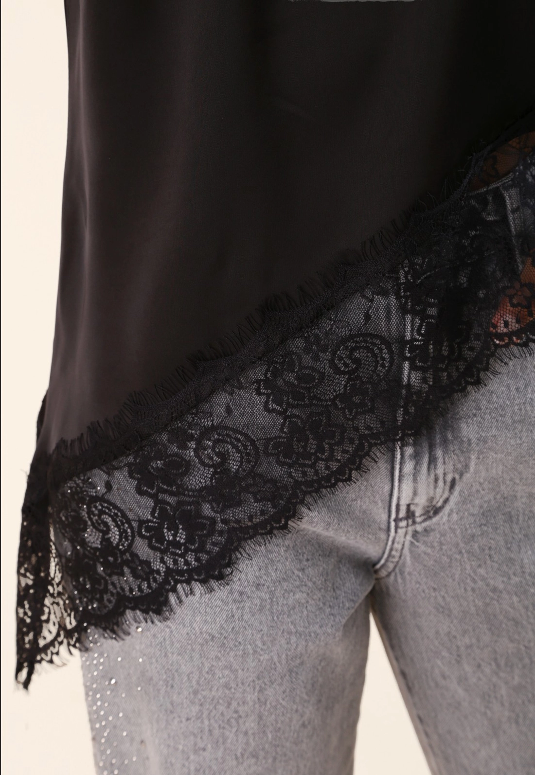 Blusa Gola Alta Assimétrica Com Renda