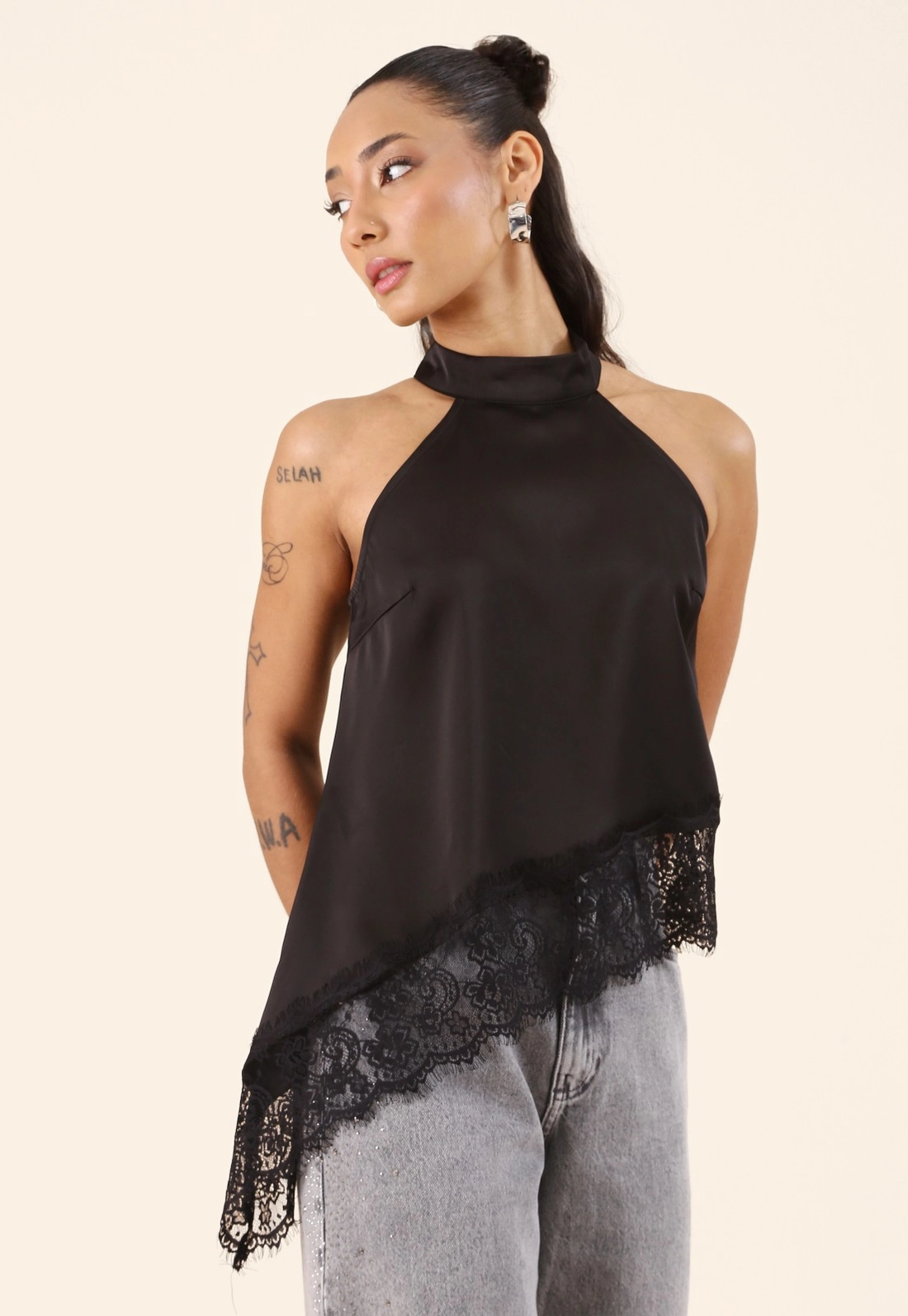 Blusa Gola Alta Assimétrica Com Renda