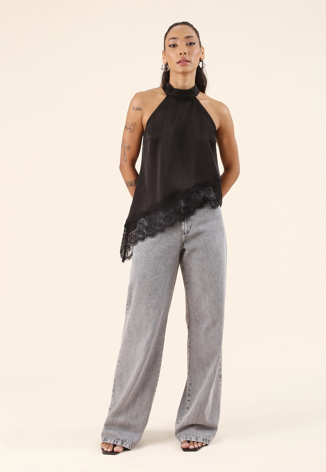 Blusa Gola Alta Assimétrica Com Renda
