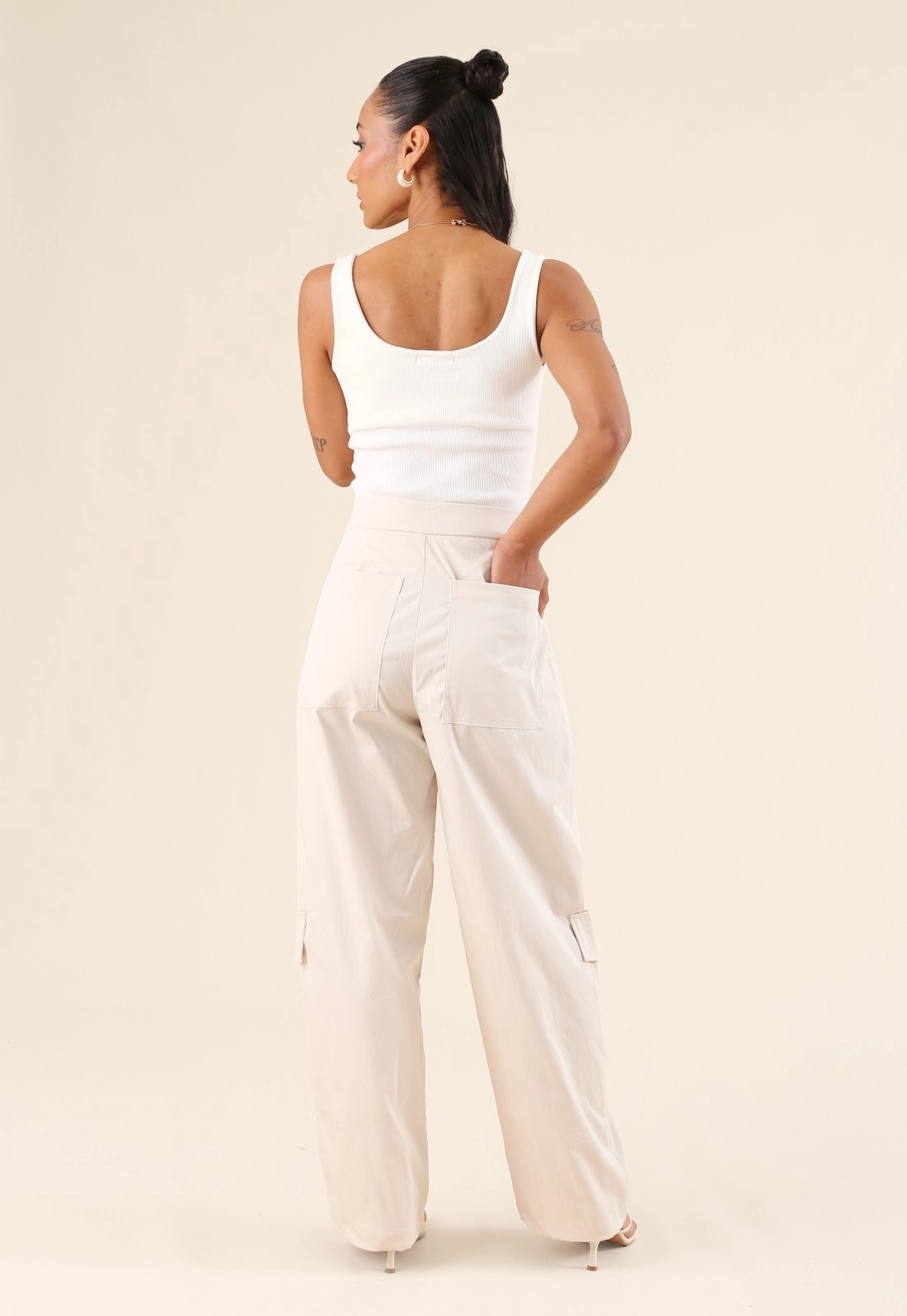 Calça Wide Leg Em Alfaiataria Com Prega Frontal