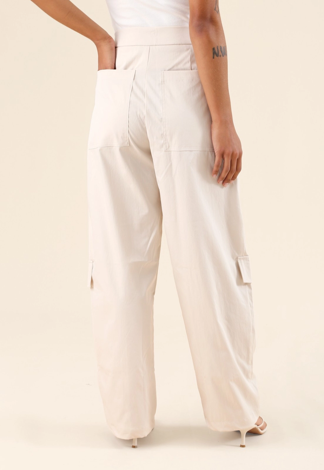 Calça Wide Leg Em Alfaiataria Com Prega Frontal