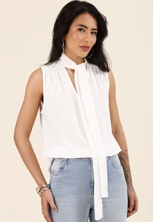 Blusa Sem Manga com Gola Laço