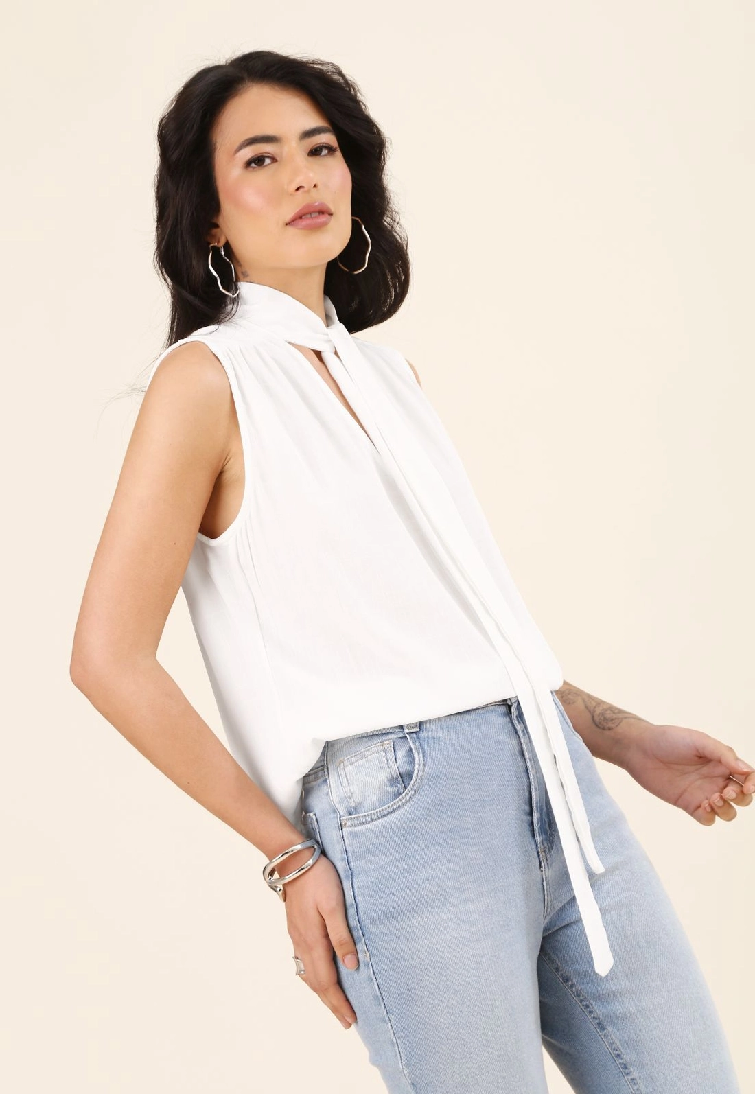 Blusa Sem Manga com Gola Laço