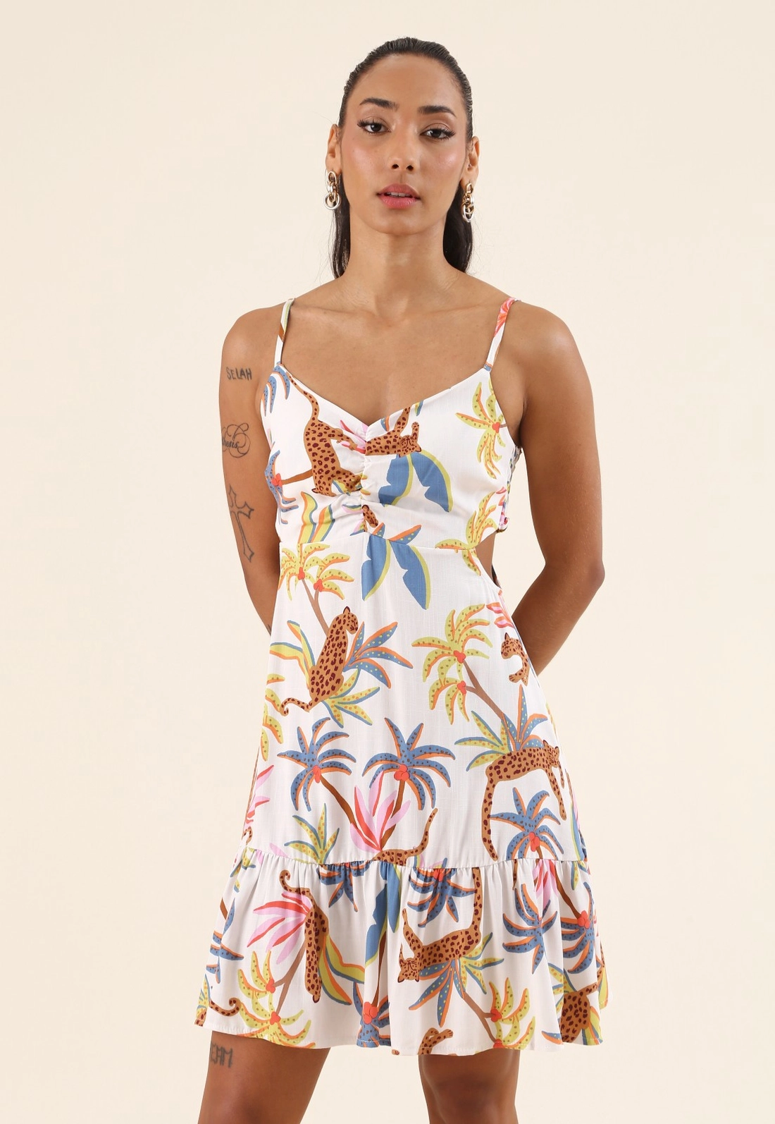 Vestido Curto Estampado Com Abertura Lateral