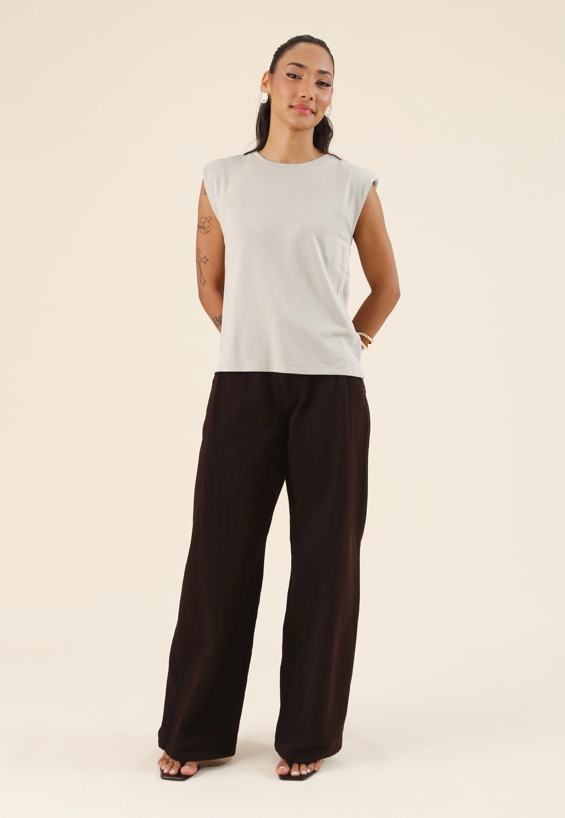Blusa Muscle Tee Com Ombreira Em Malha Piquet