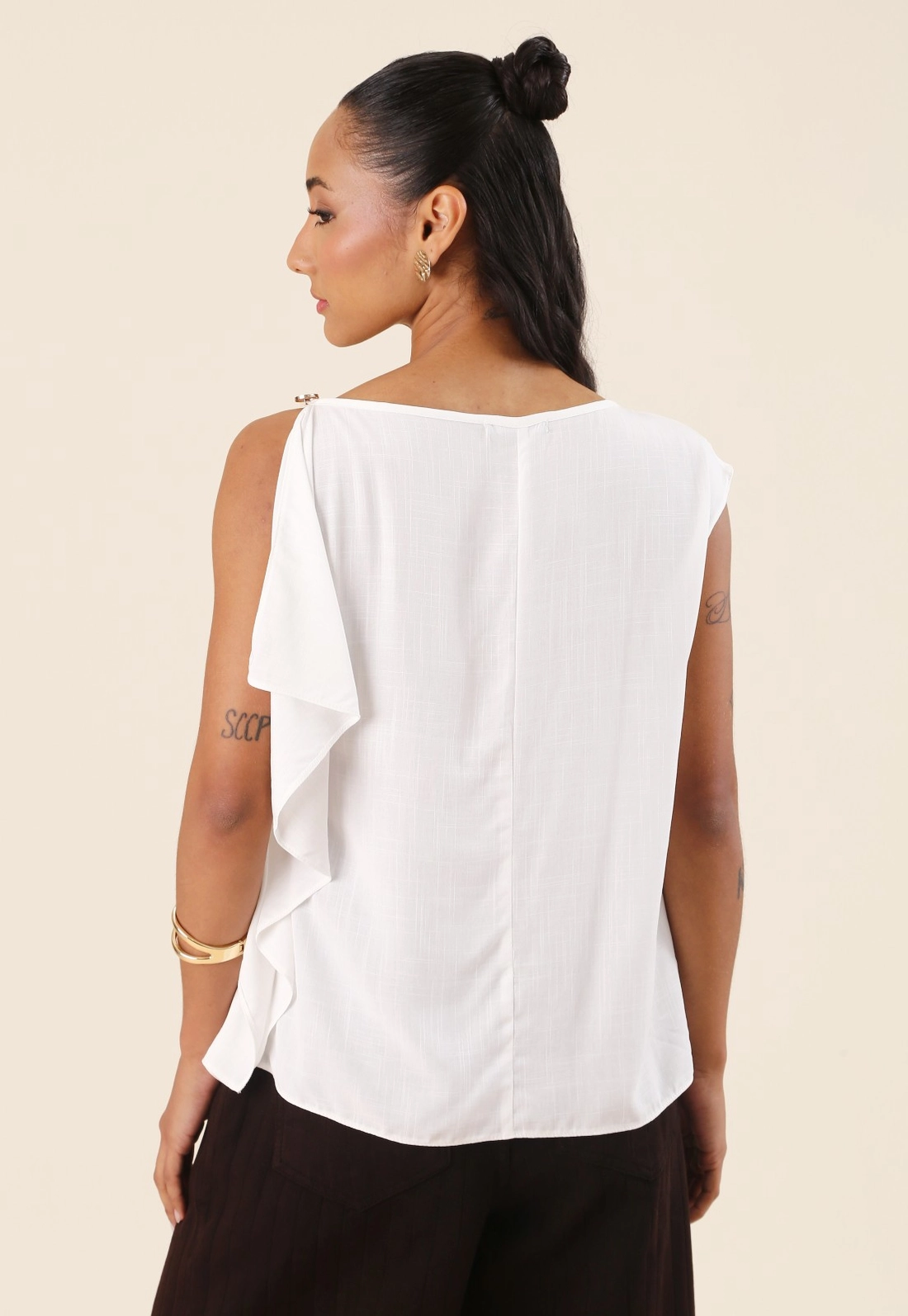 Blusa Assimétrica Com Abertura No Ombro
