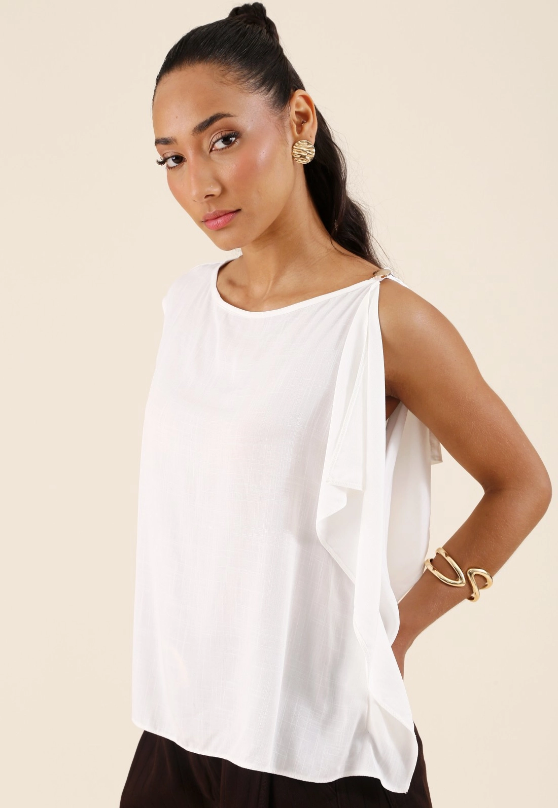 Blusa Assimétrica Com Abertura No Ombro
