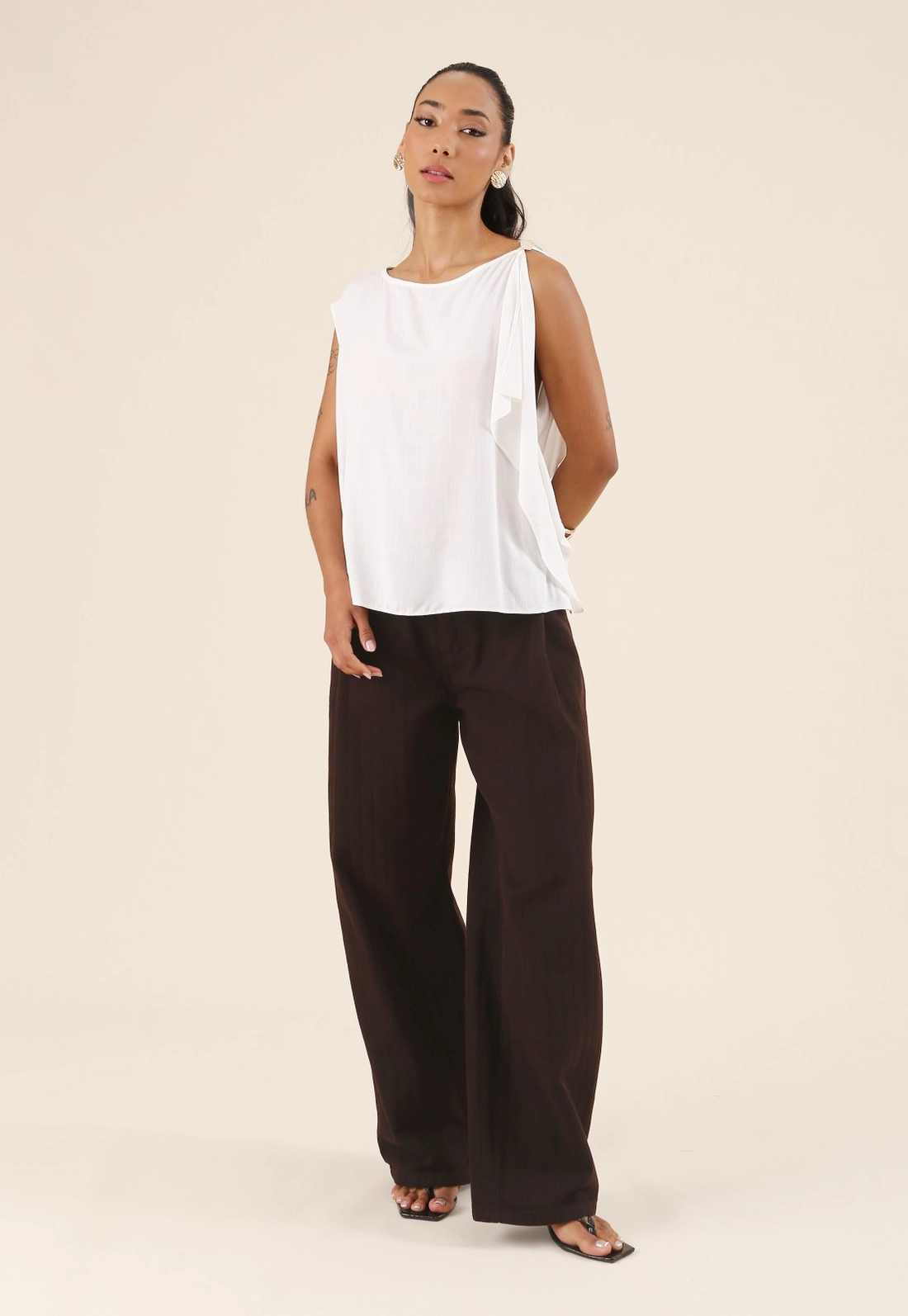 Blusa Assimétrica Com Abertura No Ombro
