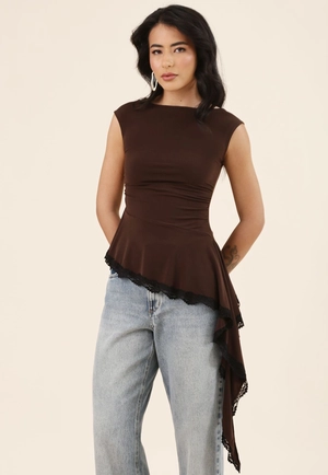 Blusa Assimétrica Com Renda