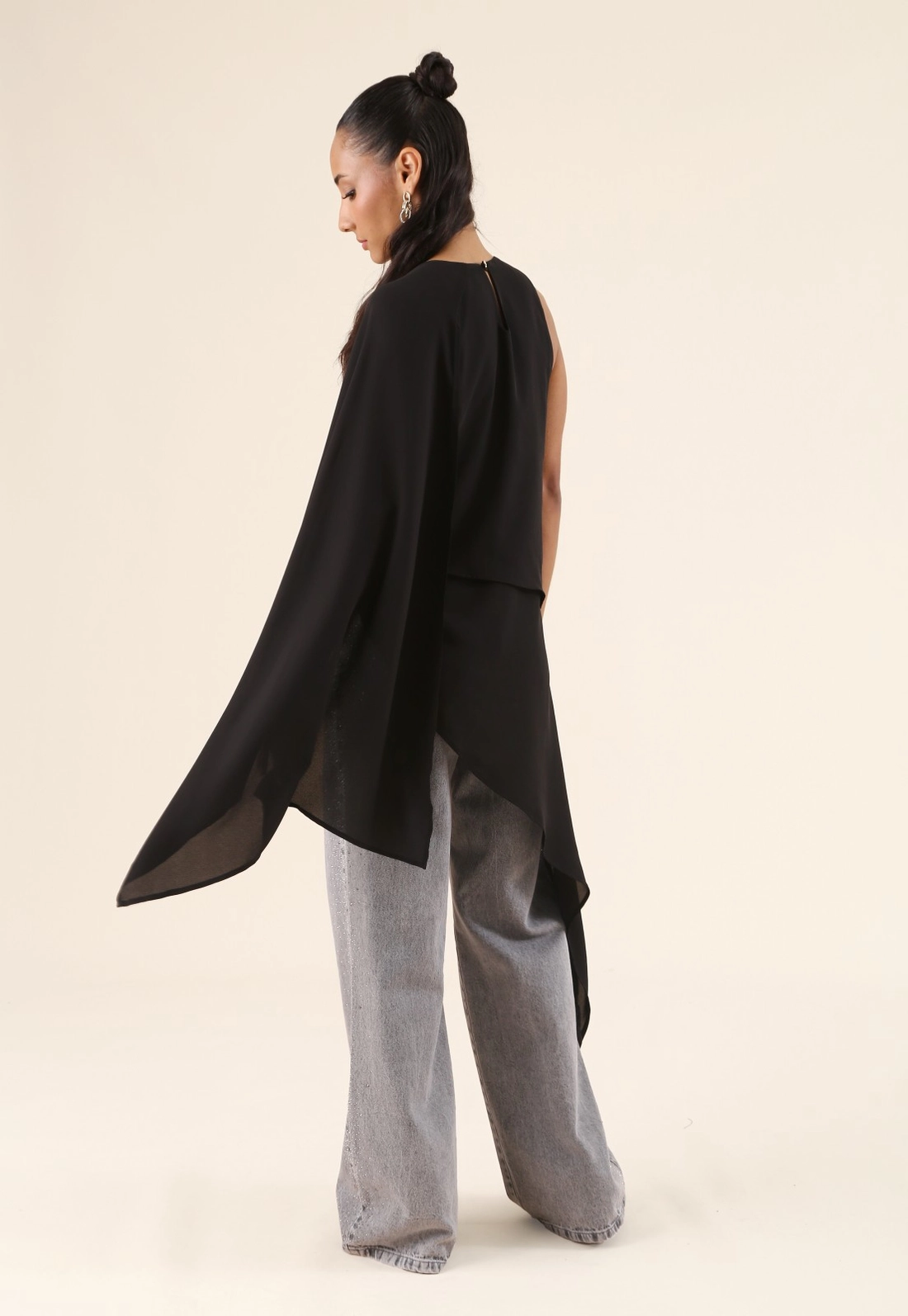 Blusa Assimétrica Sem Manga Com Camadas Em Chiffon