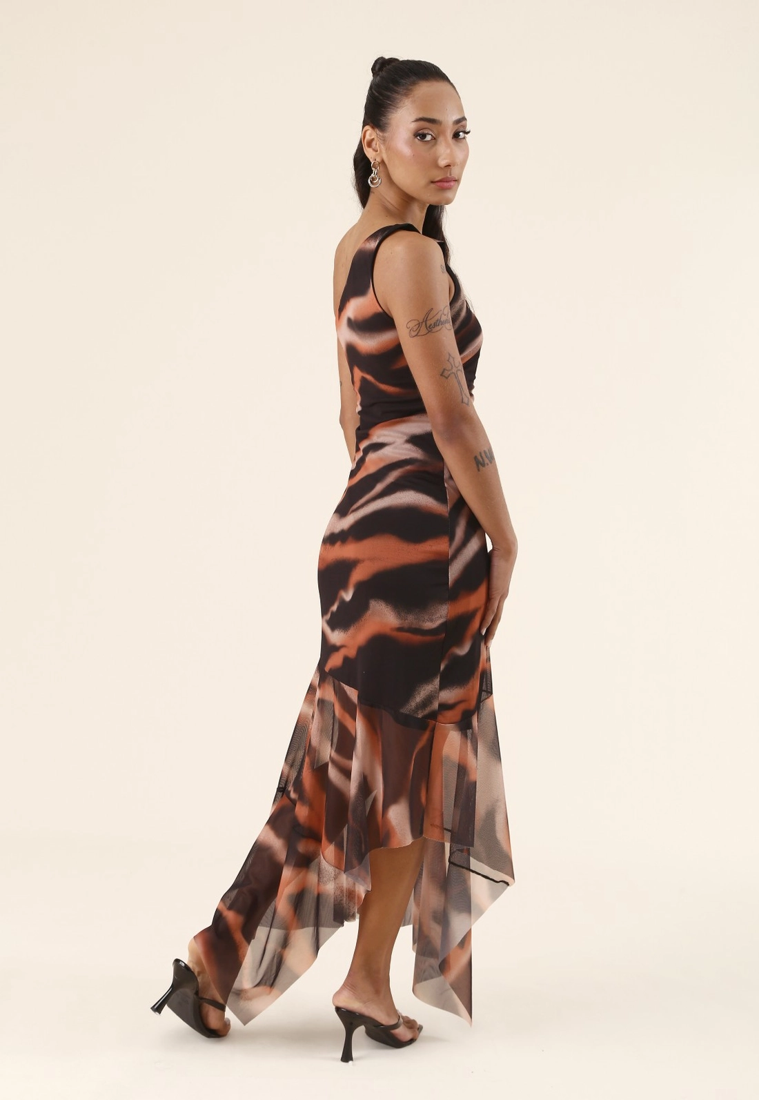 Vestido Midi Assimétrico Em Tule Estampado
