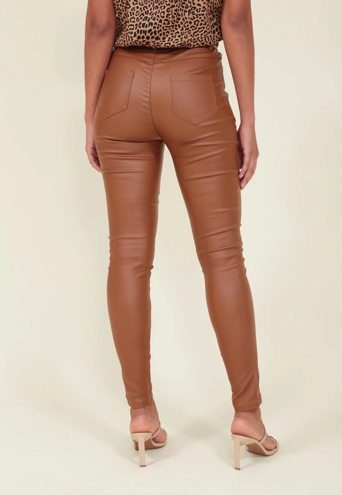 Calca Couro Ecologico Skinny Botao Forrado g