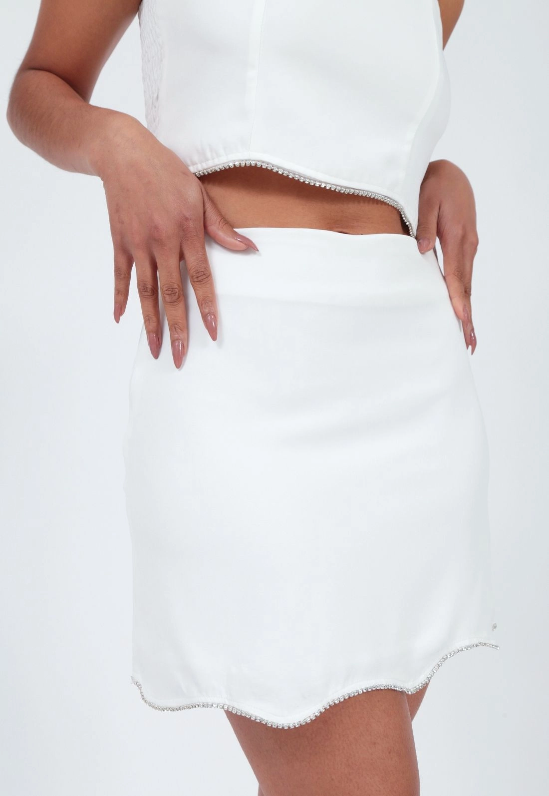 Saia Curta Crepe Barra Strass